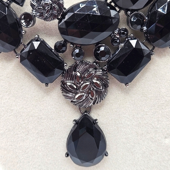 VINTAGE Avon Zoe Gunmetal Black Rhinestone Statement Bib Style Necklace Gothic - Picture 3 of 6
